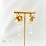 【〜 flower petal 〜】ゴールドフラワーと花びらの淡水パールピアス・イヤリング／夏ピアス・夏イヤリング・ウェディング・ブライダル・花嫁さまにも