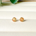 オパール×ゴールド　シンプルベゼルスタッドピアス　金属アレルギー対応