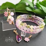 秋桜コイルブレスレット 天然石カラーアゲート　オリビンクォーツ　コスモスチャーム　#天然石　＃秋桜　#minne_new