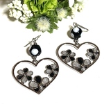 シックなモノトーンのお花ハートピアス／イヤリング