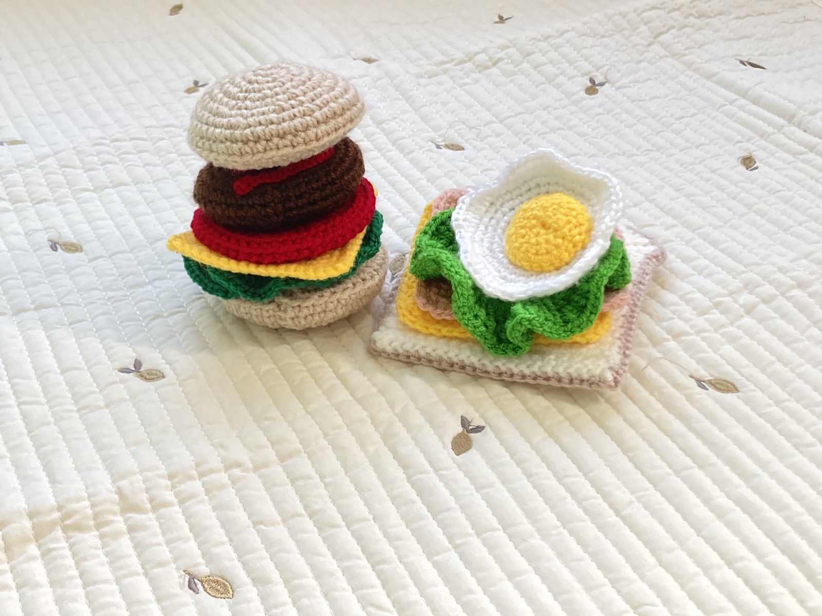 た*や様 ハンバーガーくんの編みぐるみ♡キーホルダー 2点セット] ハンドメイド あみぐるみ ハンバーガーの
