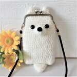 手編みニットの　かわいいもこもこ小型犬、シロワンコちゃんの　がま口のスマホポシェット 
