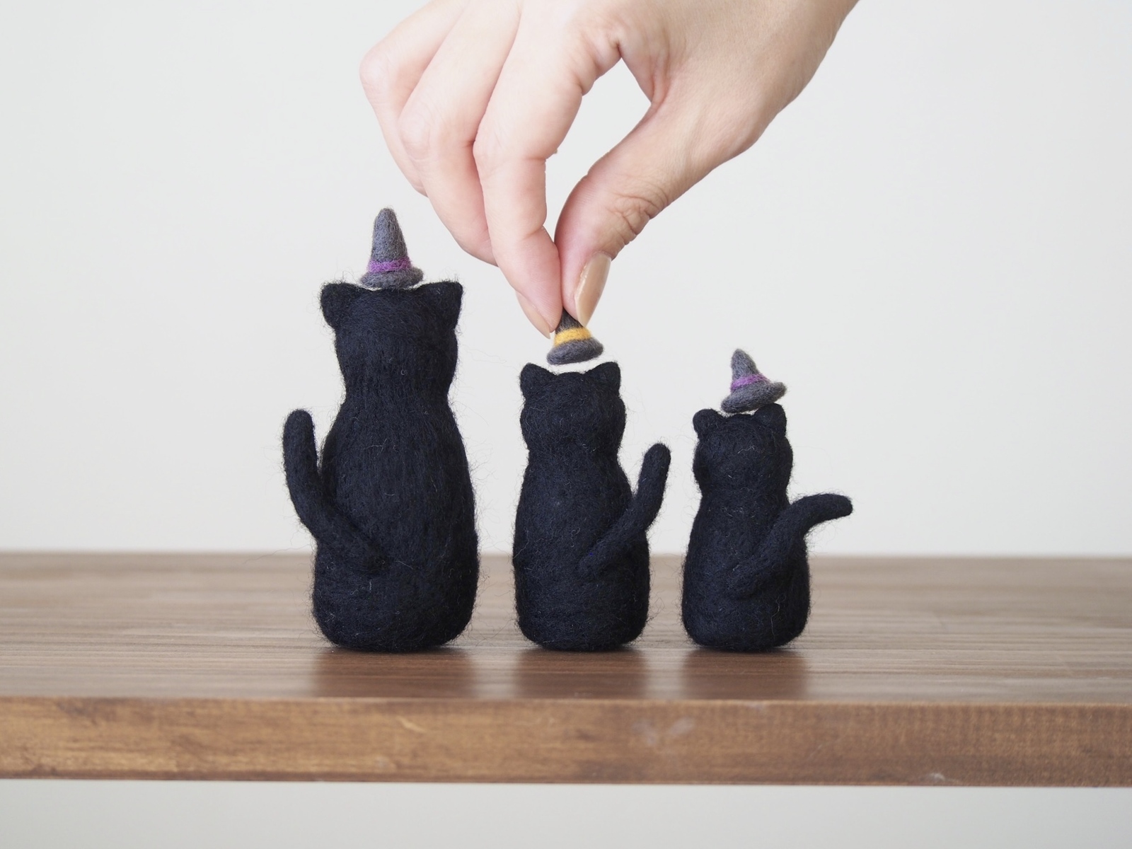 【ハロウィン飾り】羊毛フェルト カボチャ帽子のうさぎさん 羊毛フェルト/ハロウィン うさぎ お墓 帽子 ホウキ オバケ 置物