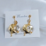 ❣️NEW ARRIVAL❣️オーロラカラースクエアビーズ✨ゴールド花びら🩷イヤリング✨ピアスへ変更可能🫶爽やかキレイめエレガント虹色大人かわいいスタイリッシュモード華やか