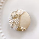 ビーズ刺繍くるみボタン（ヘアゴム/ブローチ）