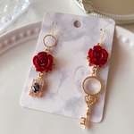 赤いバラ薔薇 & Key (鍵型) カギ キーオシャレアシンメトリーピアス/イヤリング ～キラキラ ローズ カギ ゴールド セレモニー 揺れる プレゼント ギフト フラワー 花 結婚式 デートお呼ばれ