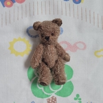 古びたクマのぬいぐるみ　どんな時も笑顔