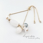 white berry ✵ 白いちごとミルキービーズのブレスレット 《 つや白 》スライド式 簡単着脱 フリーサイズ