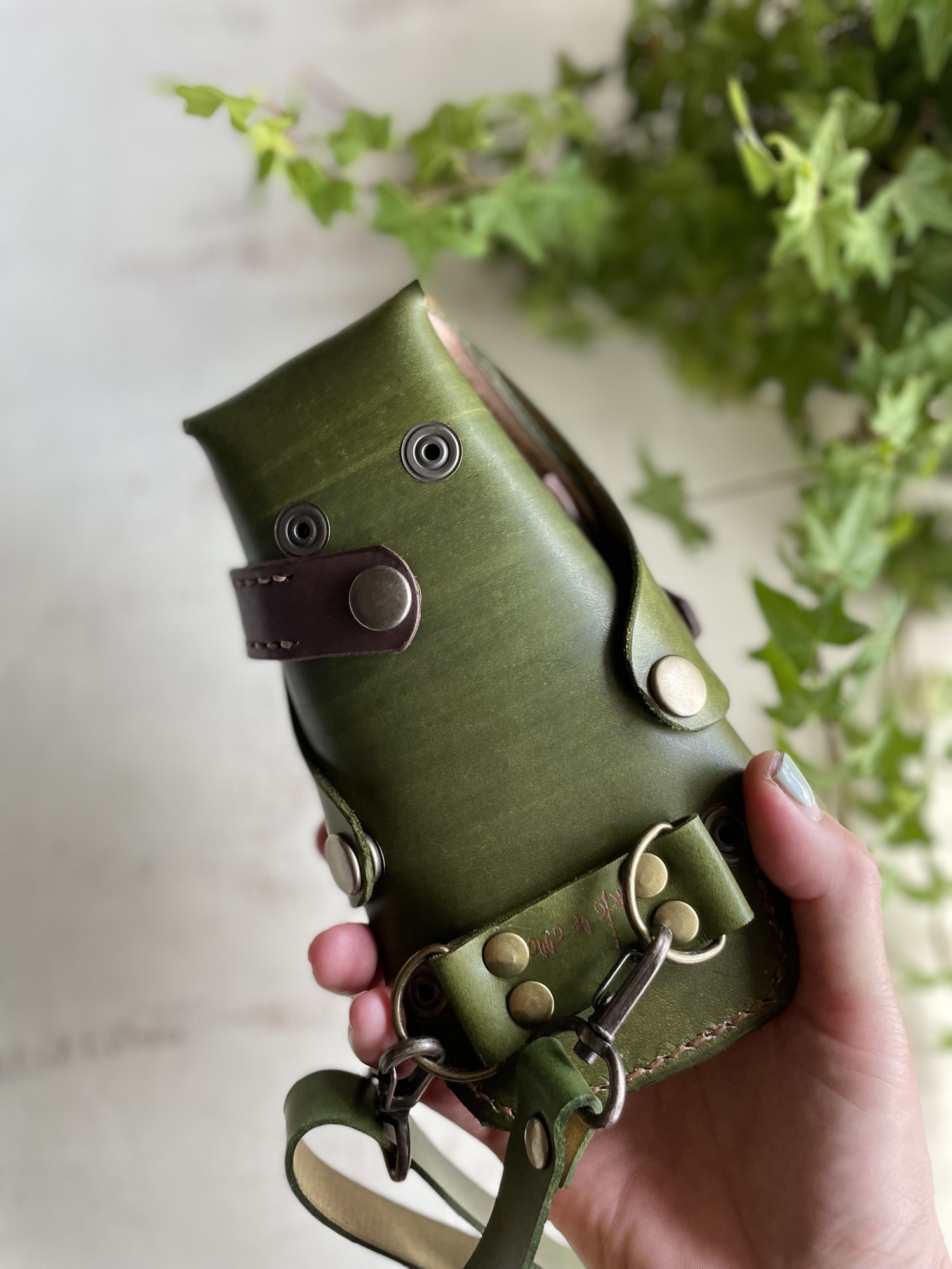 手染めオリーブグリーンの蓋付き大容量シザーケース 手染めオリーブグリーン、ハラコレオパードの蓋付き大容量シザー