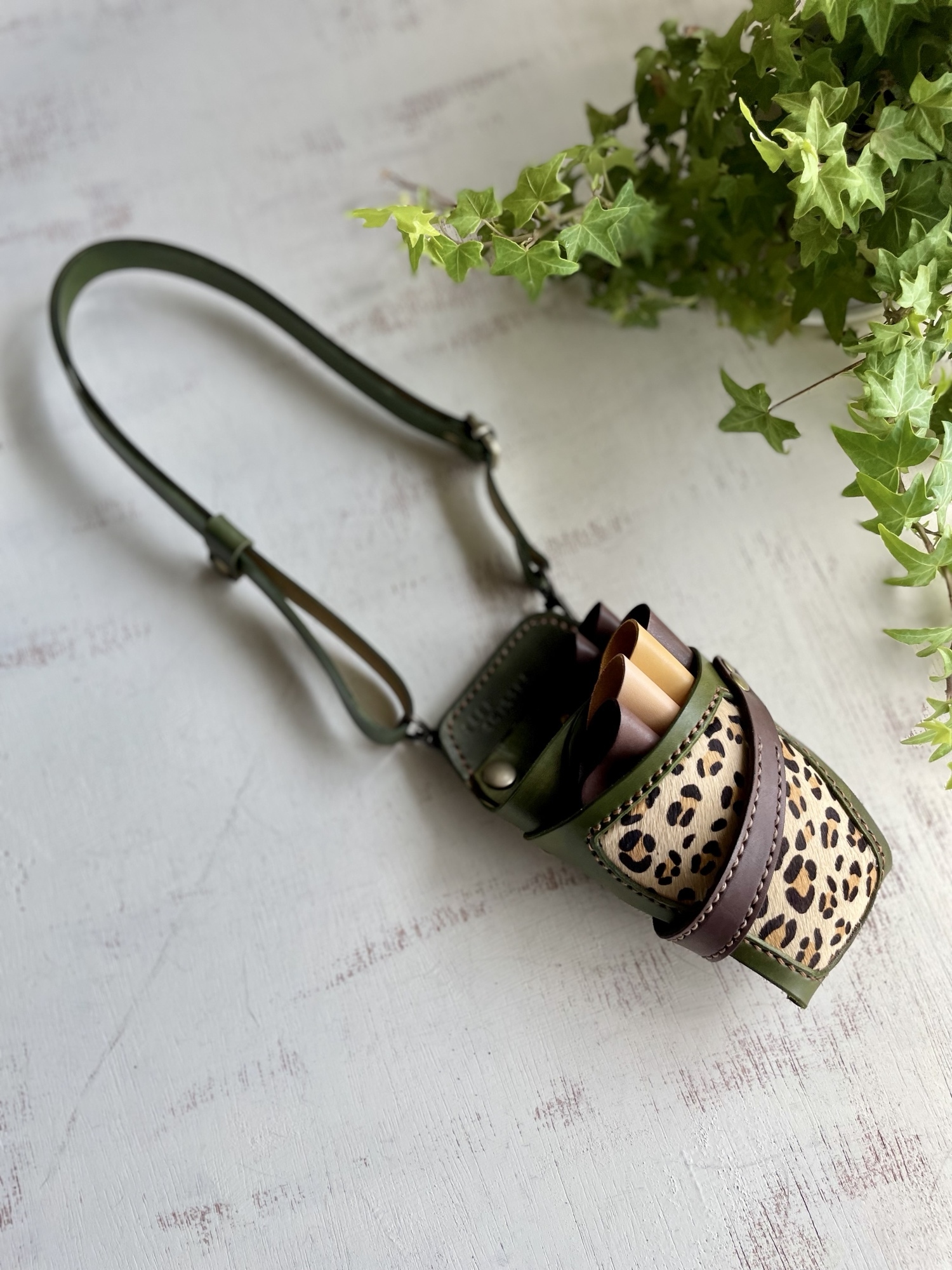 手染めオリーブグリーンの蓋付き大容量シザーケース 手染めオリーブグリーン、ハラコレオパードの蓋付き大容量シザー