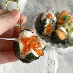 こぼれるいくらおにぎりキーホルダー