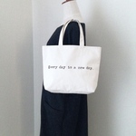 Everyday is a new day.  Mサイズ ロゴトートバッグ