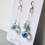水の雫とかすみ草 ピアス/イヤリング  01ライトブルー系 ドライフラワー アシンメトリー 花 青