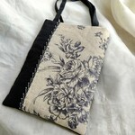 SALE 大人のトートバッグ*リネン*薔薇*モノトーン*手刺繍*ビーズ