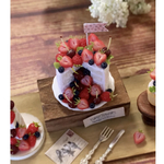 苺のサプライズかくれんぼケーキ