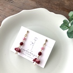 ボルドーの花とビーズのゆれるイヤリング/ピアス　