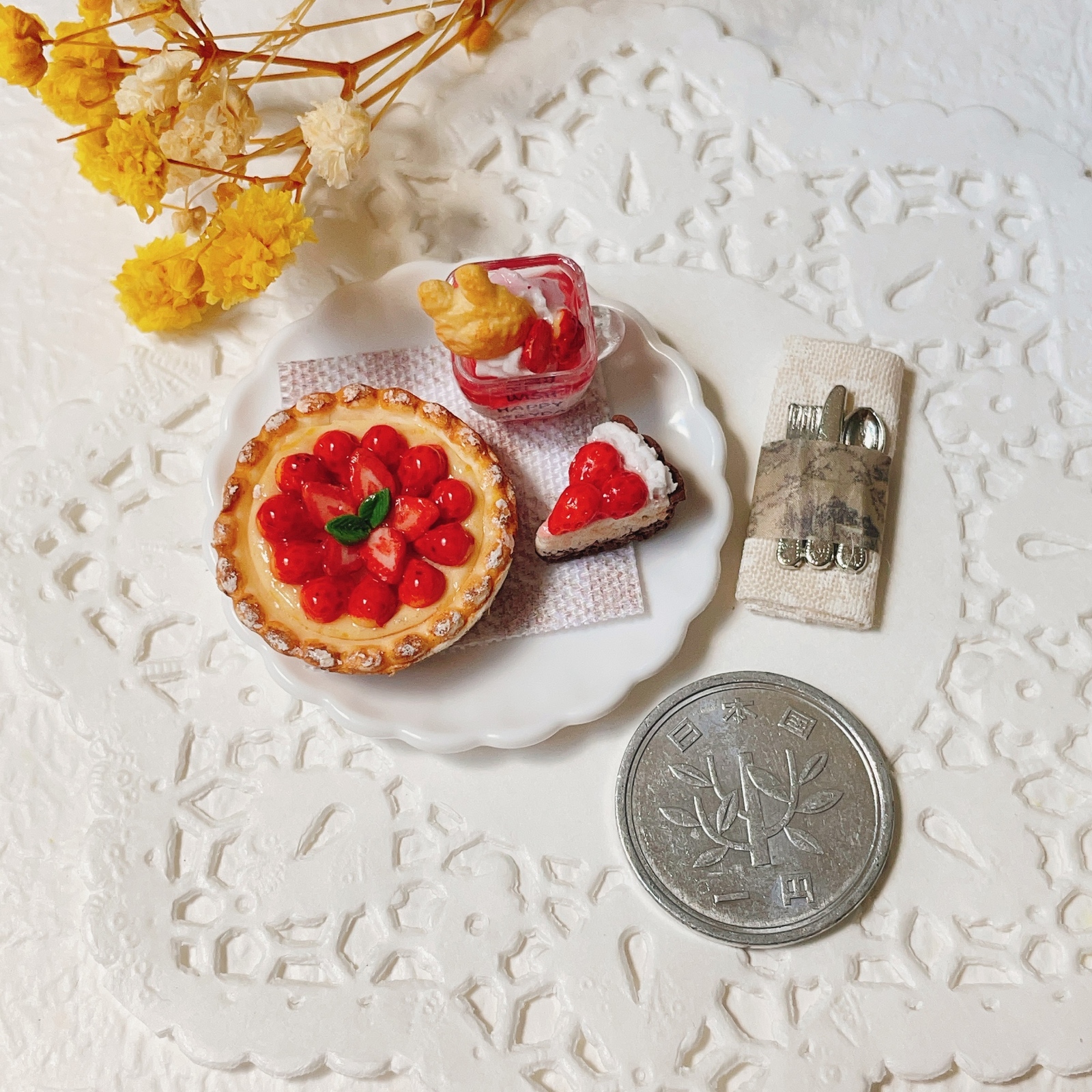 いちごタルトとシュークリーム ミニチュアスイーツ いちごタルトとシュークリーム ミニチュアスイーツ いちごタルトと