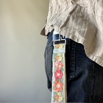 【持ちやすくて可愛いお手元】インド刺繍のスマホストラップ☆Ila／ハンドストラップ・携帯ストラップ
