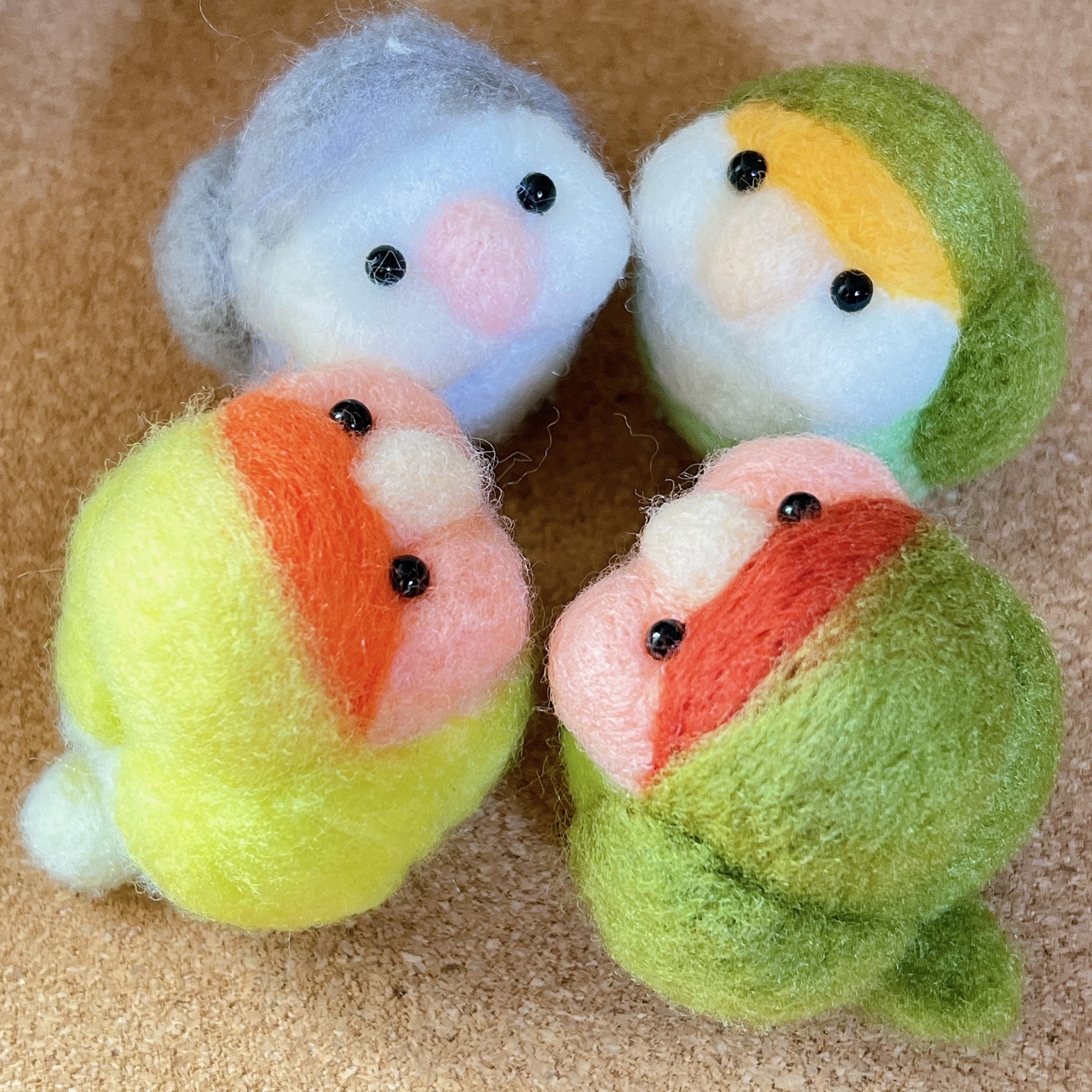 羊毛フェルト ハンドメイド ドアからワカケホンセイインコ