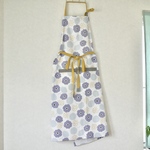 エプロン　白地にパープルやグレーの北欧風花柄×紐マスタード