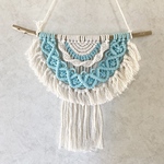 【在庫整理セール】涼しげブルーのハーフサークルマクラメタペストリー