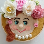 刺繍わく壁掛け ピンクのお花の花冠女の子