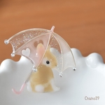 振り向くうさぎと傘のブローチ
