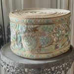 [実物のお色味と違う場合があります] インド刺繍リボン　花　インド刺繍　スパンコール　刺繍リボン　リボン　りぼん　※10月8日よりゆうパケットにて発送