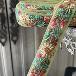 [実物のお色味と違う場合があります] インド刺繍リボン　花　インド刺繍　スパンコール　刺繍リボン　リボン　りぼん　※10月8日よりゆうパケットにて発送