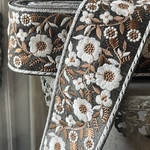 [実物のお色味と違う場合があります] インド刺繍リボン　花　インド刺繍　スパンコール　刺繍リボン　リボン　りぼん　※10月8日よりゆうパケットにて発送