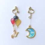 君がくれた月と翼イヤリング［ピアス変更可］青空　雲　三日月　風船　白鳩　鳥　レジン　ドイツ国旗カラー　