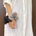 SALE！1500→1200＊kimono ビッグシュシュ(ブラック・エスニック柄)＊シルクシュシュ　大人シュシュ　上品　シルク