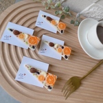 ザックザクナッツ＆フルーツたっぷり　チョコレートヘアクリップ　ホワイトチョコ×オレンジ