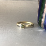 ペリドットと真鍮の指輪（スクエア、インレイ）