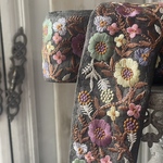 [実物のお色味と違う場合があります] インド刺繍リボン　花　インド刺繍　スパンコール　刺繍リボン　リボン　りぼん　※10月8日よりゆうパケットにて発送