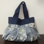 ふわ軽バック　グレーの花柄