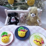 ミニチュア　くまちゃんオムライス🍴(赤い縁取りのお皿)