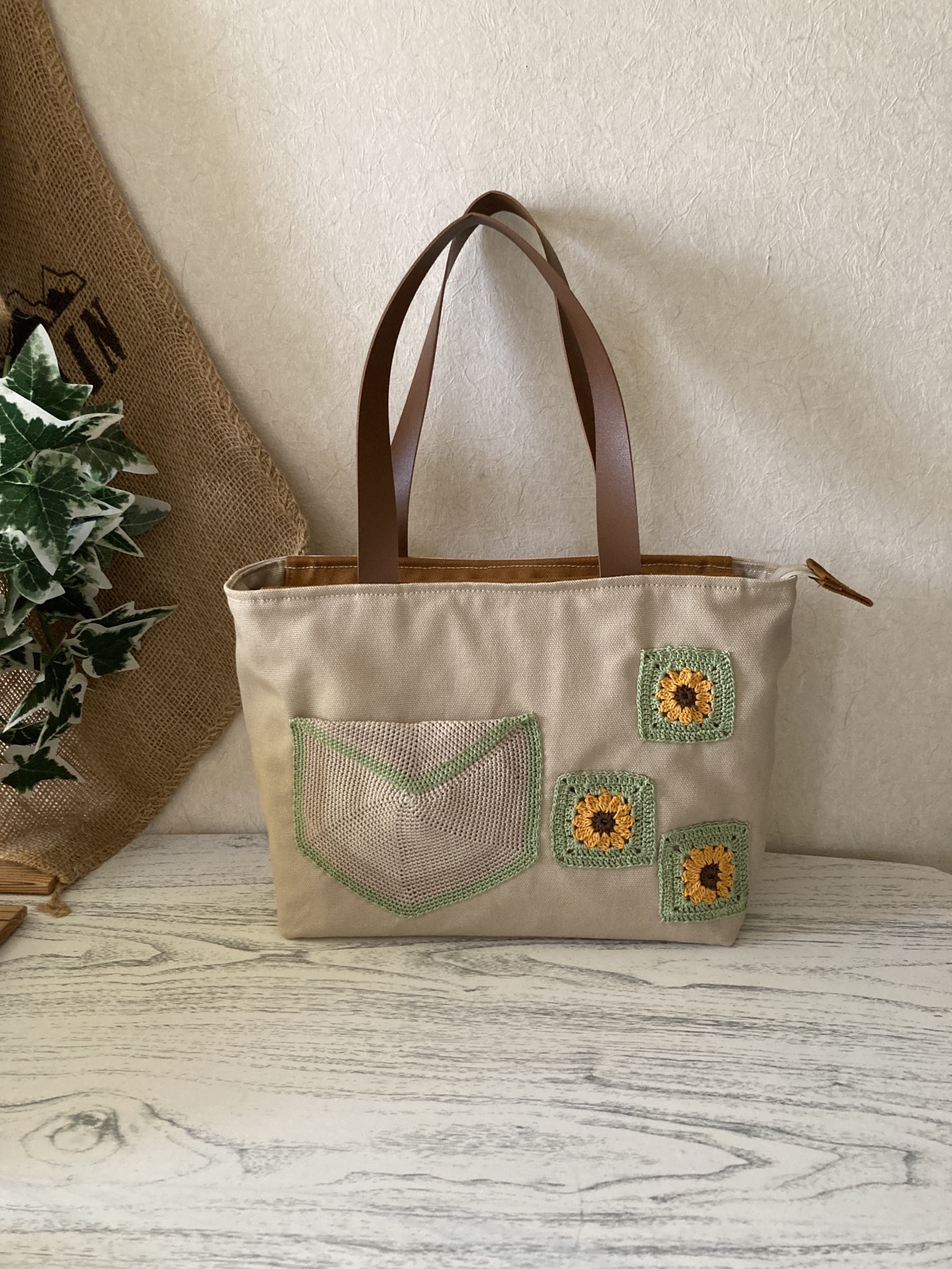 ミクサージュ 花モチーフ付きブラウン編みトートバッグ ミクサージュ 花モチーフ付きブラウン編みトートバッグ 花びら