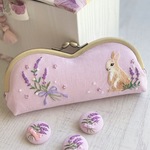 ＊ラベンダーとウサギさんの手刺繍がま口メガネケース＊