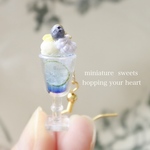 【アクセサリー片耳 耳飾り】 ꫛᥱꪝ 𓇬𓈒シュワシュワパフェ𓇬𓈒ブルーベリー🫐ミニシェルマカロン