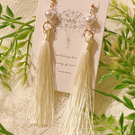 純白のタッセルピアス✨送料込み✨