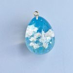 空をひとすくい　青空と彼岸花のネックレス　レジン　キーホルダー変更可能　白