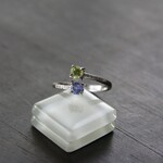 ペリドット＆タンザナイト　2粒ＣＺラインスパイラルリング　SILVER925