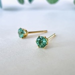 エメラルド×ゴールド　シンプル立爪ピアス