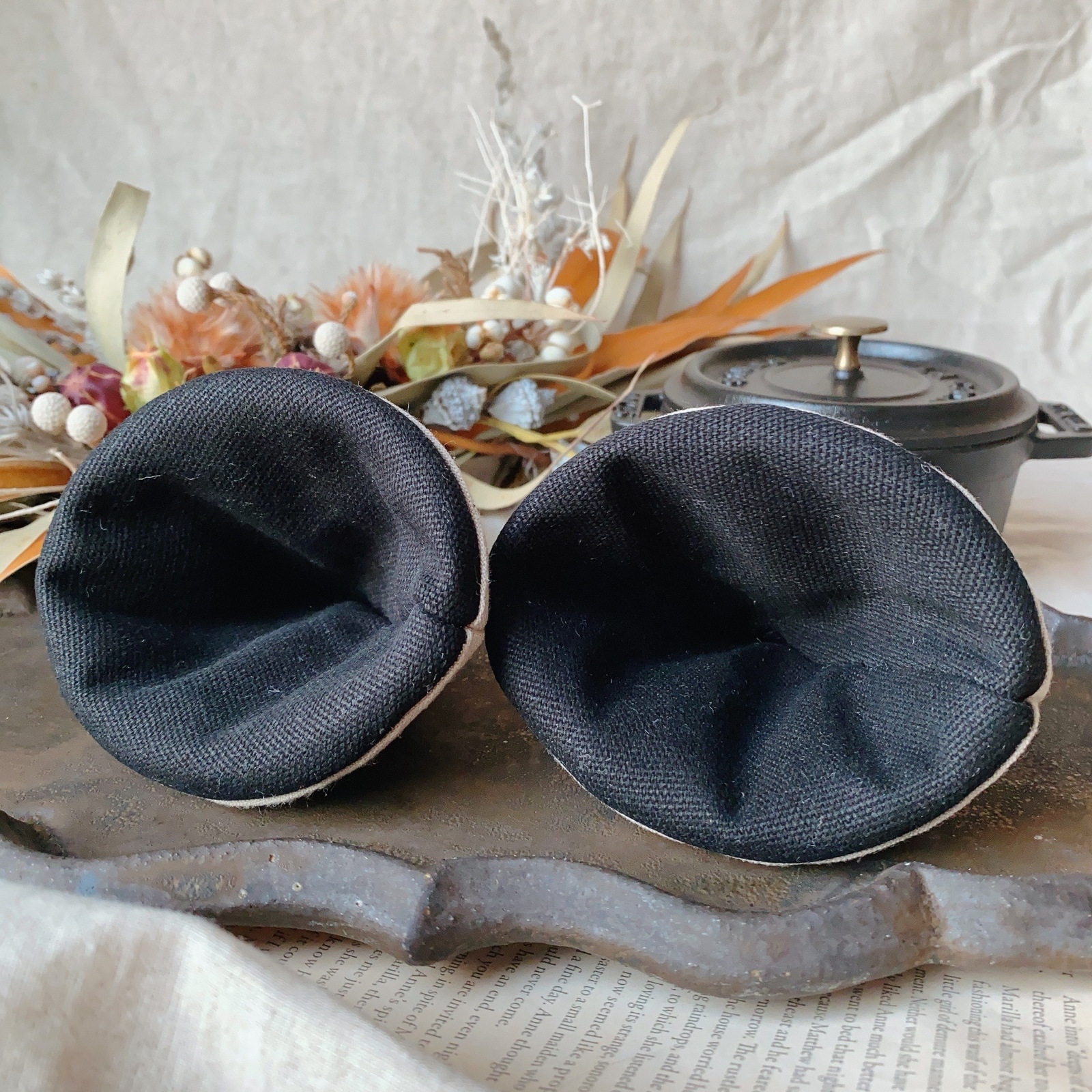 【あきあき】 ストウブ　三角鍋つかみ　staub【オーダー分】 楽天市場】ストウブ 三角鍋つかみ 手作り STAUB なべつかみ