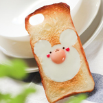 〈全機種対応〉おおきな耳のくまさんの目玉焼きトースト　スマホケース