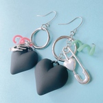 ハート　ピアス　大ぶり　ブラック　シルバー　金属アレルギー対応　個性的　韓国風　チューブ　ラバーコード　手　チャーム