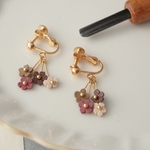 ちっちゃな小花のイヤリング (ピアス)  【なめらかシックカラー】
