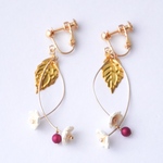 白いお花と一粒パール　イヤリング （ピアス）