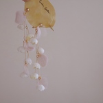 ピンクベージュ　しゃらしゃら染花すずらんの耳飾り